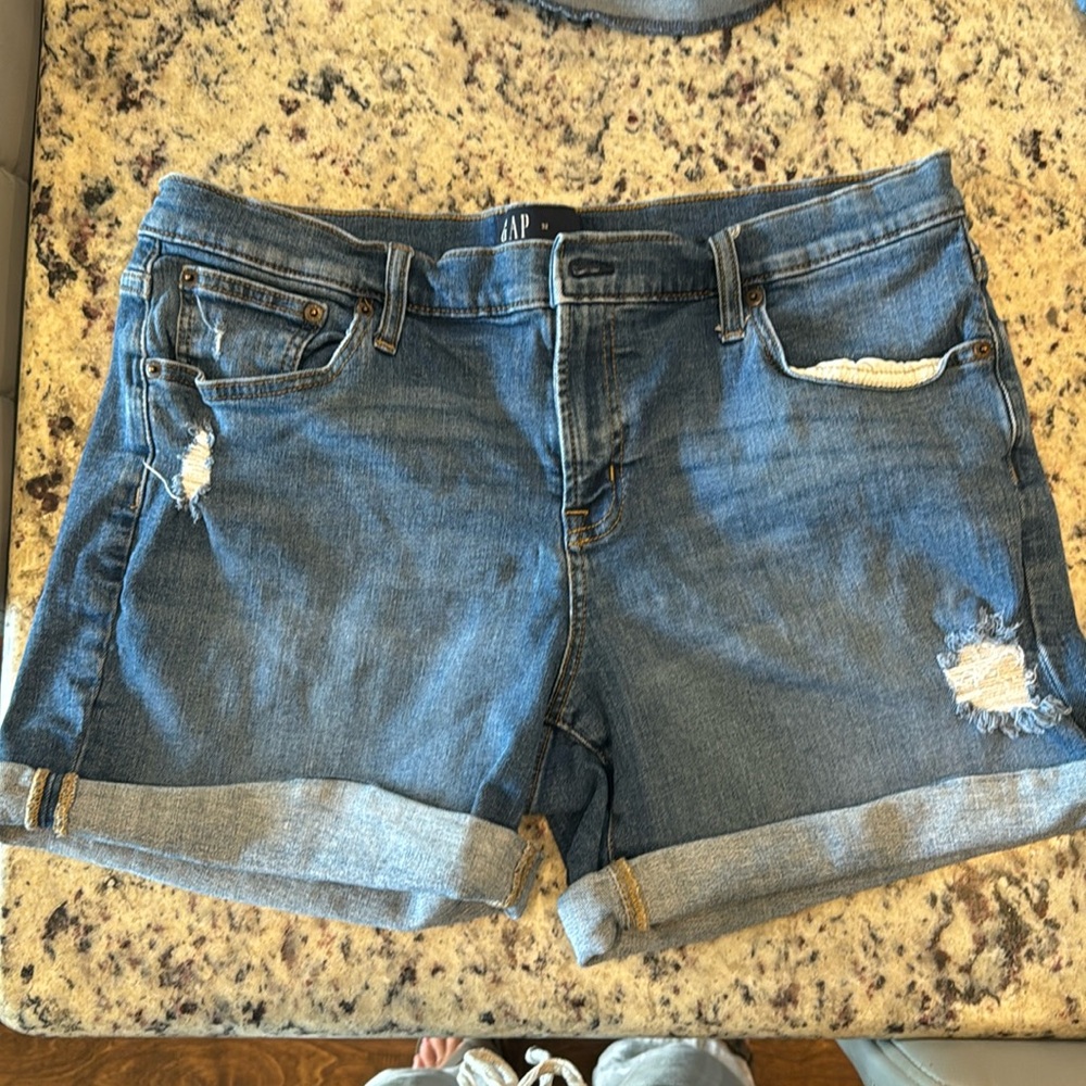 Women’s Gap Jean Shorts 5” size 32